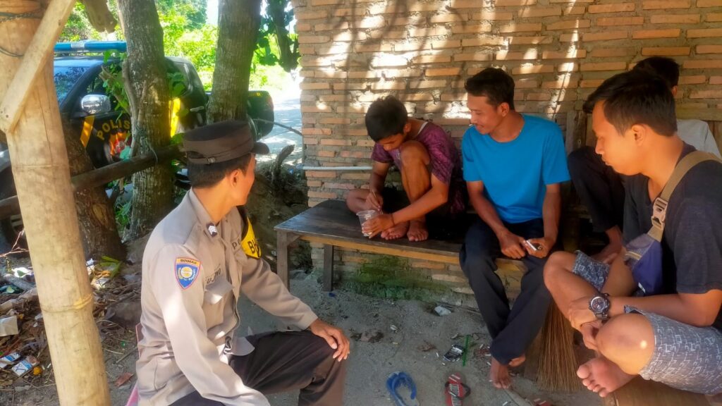 Bhabinkamtibmas Polsek Sumur Terus Lakukan Patroli dan Sambang untuk Ciptakan Kamtibmas yang Aman 7 WhatsApp Image 2023 11 13 at 12.53.05