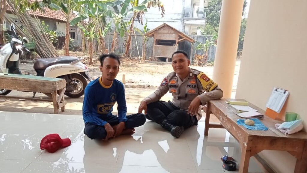 Bhabinkamtibmas Polsek Cikedal Terus Lakukan Sambang dan Silaturahmi untuk Ciptakan Kedekatan dengan Masyarakat 6 WhatsApp Image 2023 11 13 at 13.09.35