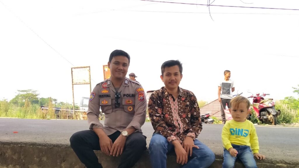 Bhabinkamtibmas Polsek Angsana, Bangun Kedekatan dengan Masyarakat Melalui Kegiatan Sambang 3 WhatsApp Image 2023 11 13 at 15.05.23