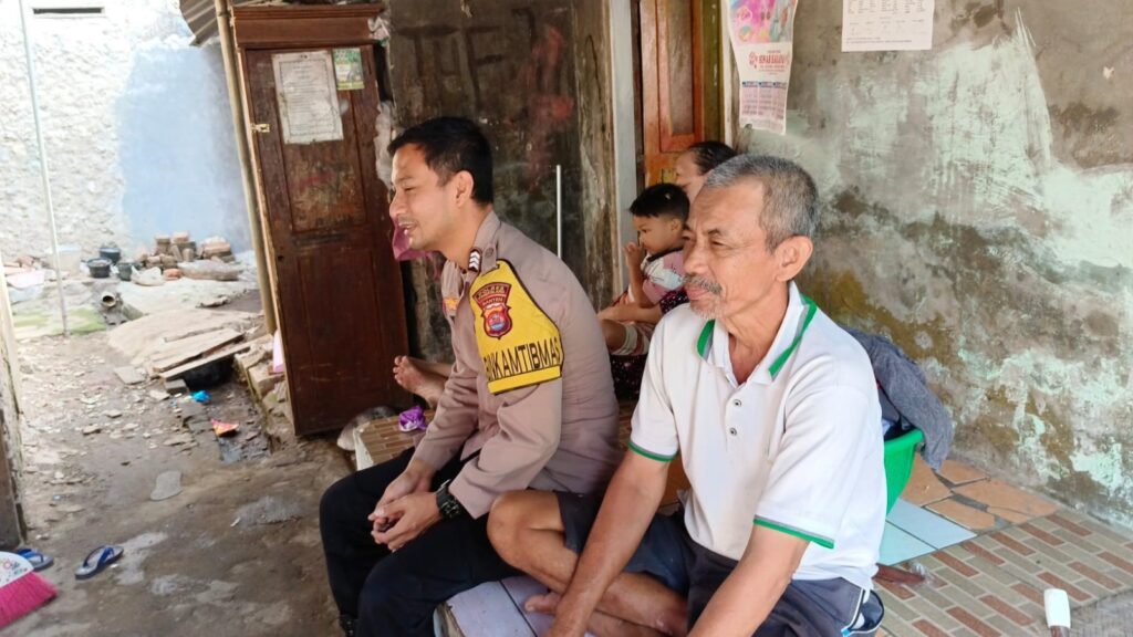 Bhabinkamtibmas Polsek Menes Melaksanakan Door To Door System untuk Meningkatkan Kemitraan dengan Warga 4 WhatsApp Image 2023 11 14 at 08.14.29