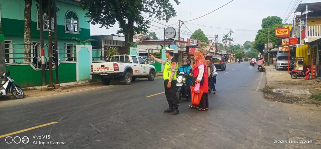 Personil Polsek Menes Rutin Lakukan Pengaturan Arus Lalu Lintas di Awal Pekan 5 WhatsApp Image 2023 11 14 at 08.55.59