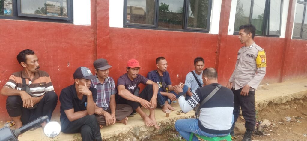 Polsek Cimanggu Akselerasi Komunikasi dengan Warga: Pesan Kamtibmas dan Anti Hoax Disampaikan dengan Antusias 1 WhatsApp Image 2023 11 14 at 09.29.18