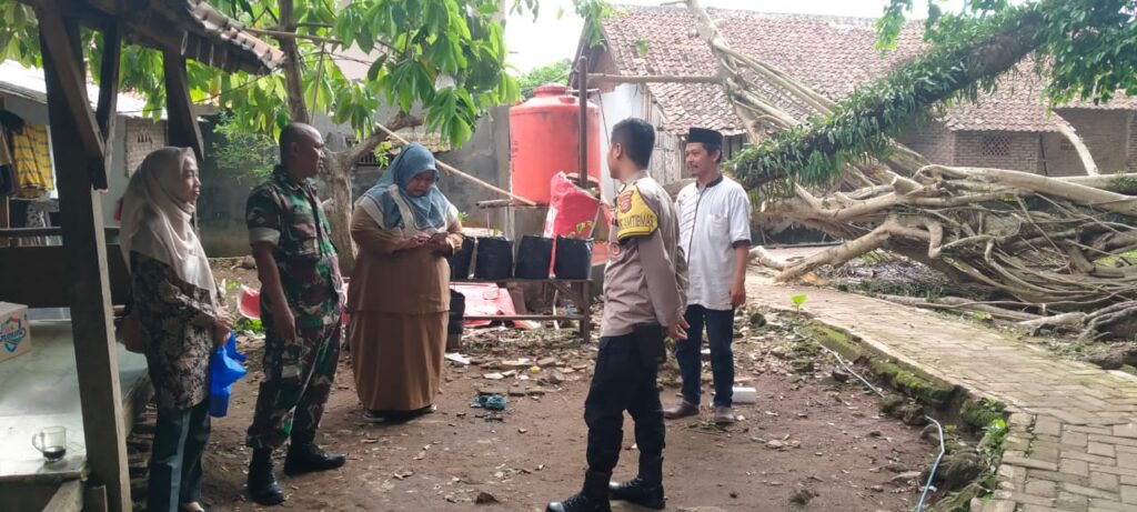 Bhabinkamtibmas Polsek Pandeglang, Jalin Kemitraan dengan Warga di Kp. Ciekek Hilir 2 WhatsApp Image 2023 11 14 at 09.34.05