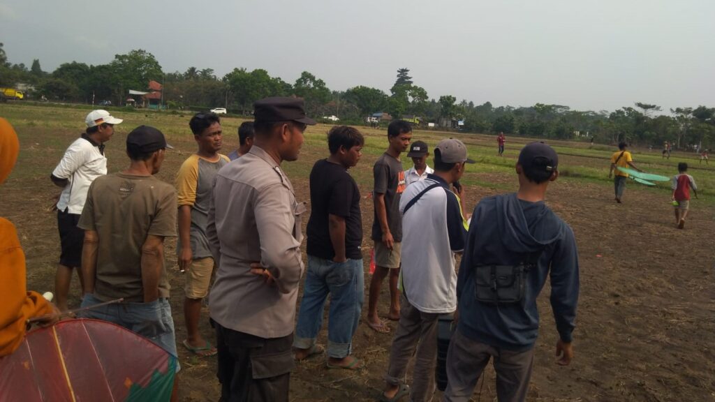 Polsek Carita Amankan Lomba Layang-Layang di Lapangan Kampung Kadongdong 1 WhatsApp Image 2023 11 14 at 19.07.23
