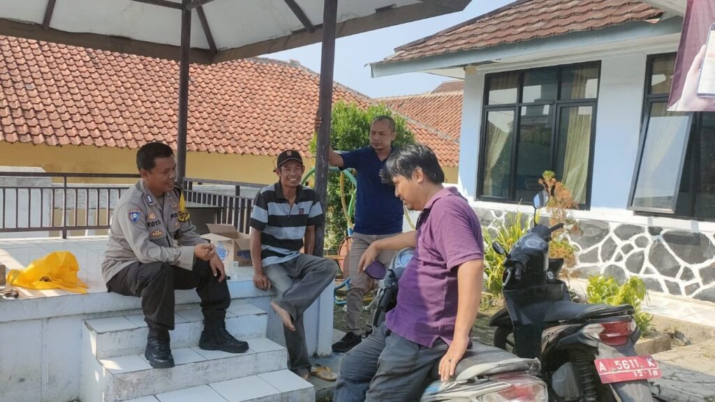 Bhabinkamtibmas Polsek Pandeglang Giat Sambang dan Koordinasi di Kelurahan Sukaratu 4 WhatsApp Image 2023 11 14 at 19.50.51