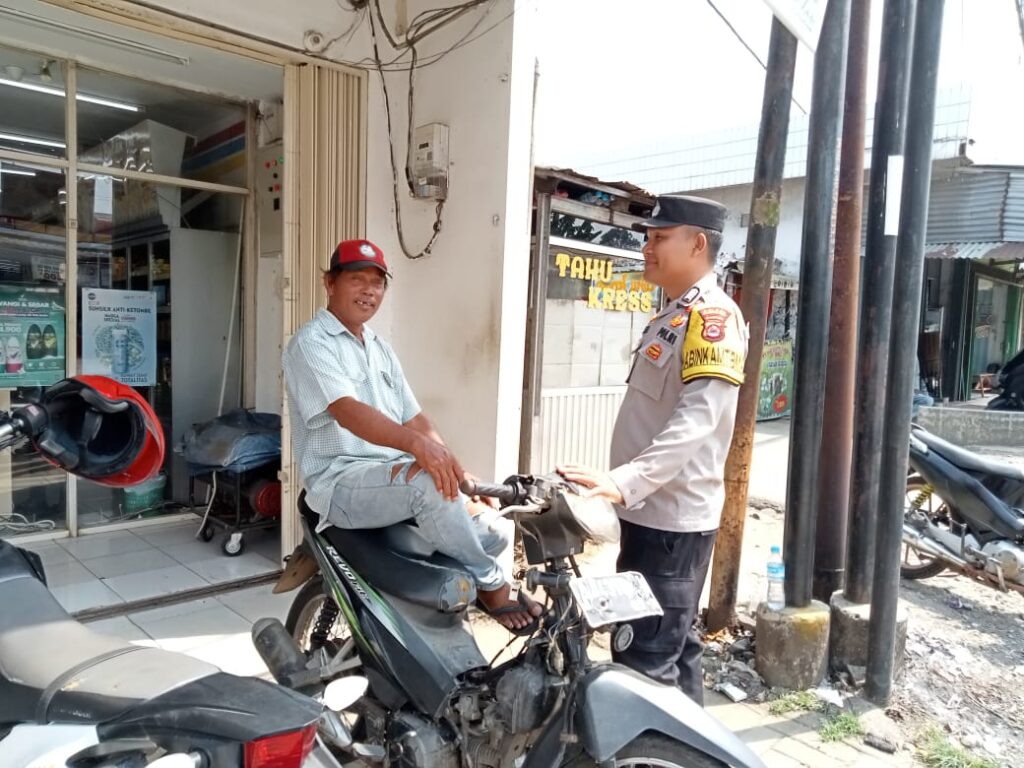 Bhabinkamtibmas Polsek Cikedal Sosialisasikan Keselamatan Berlalu Lintas kepada Tukang Ojek 4 WhatsApp Image 2023 11 16 at 11.26.30