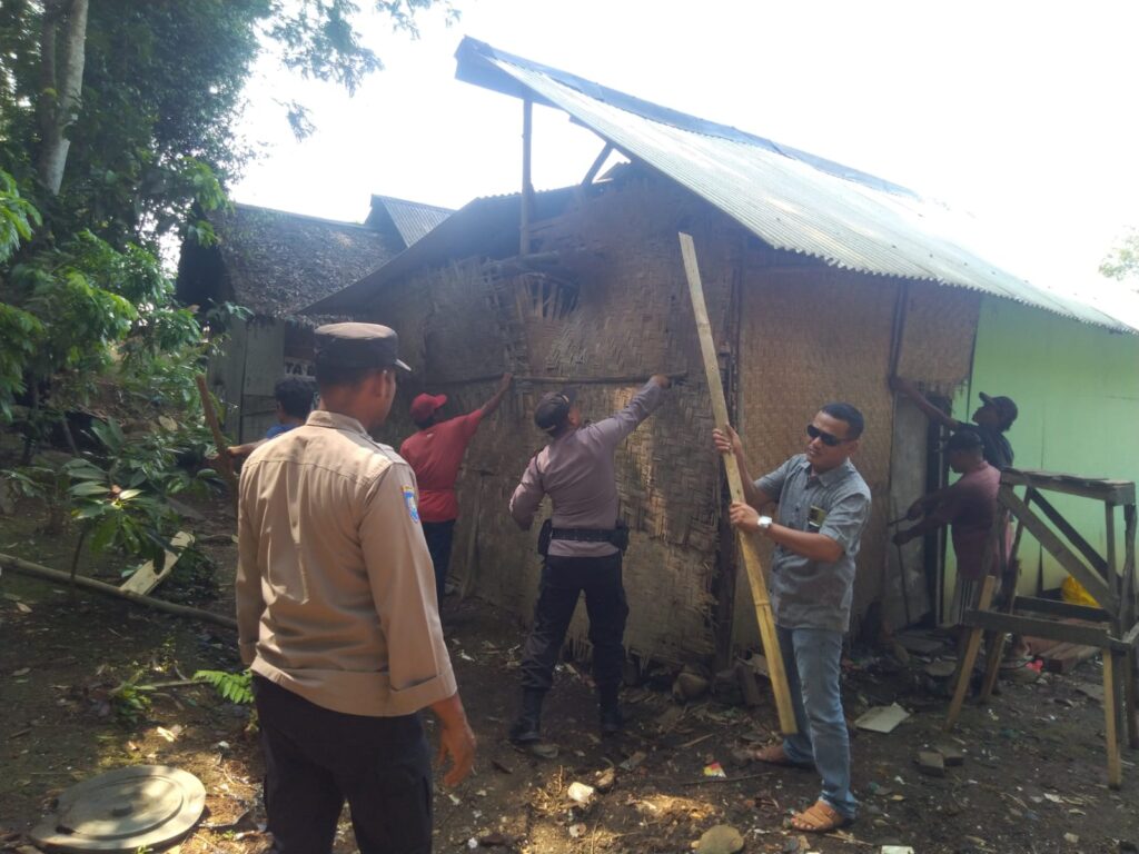 Kapolsek Carita Bedah Rumah Ibu Sumaenah yang Tak Layak Huni 7 WhatsApp Image 2023 11 16 at 12.53.43