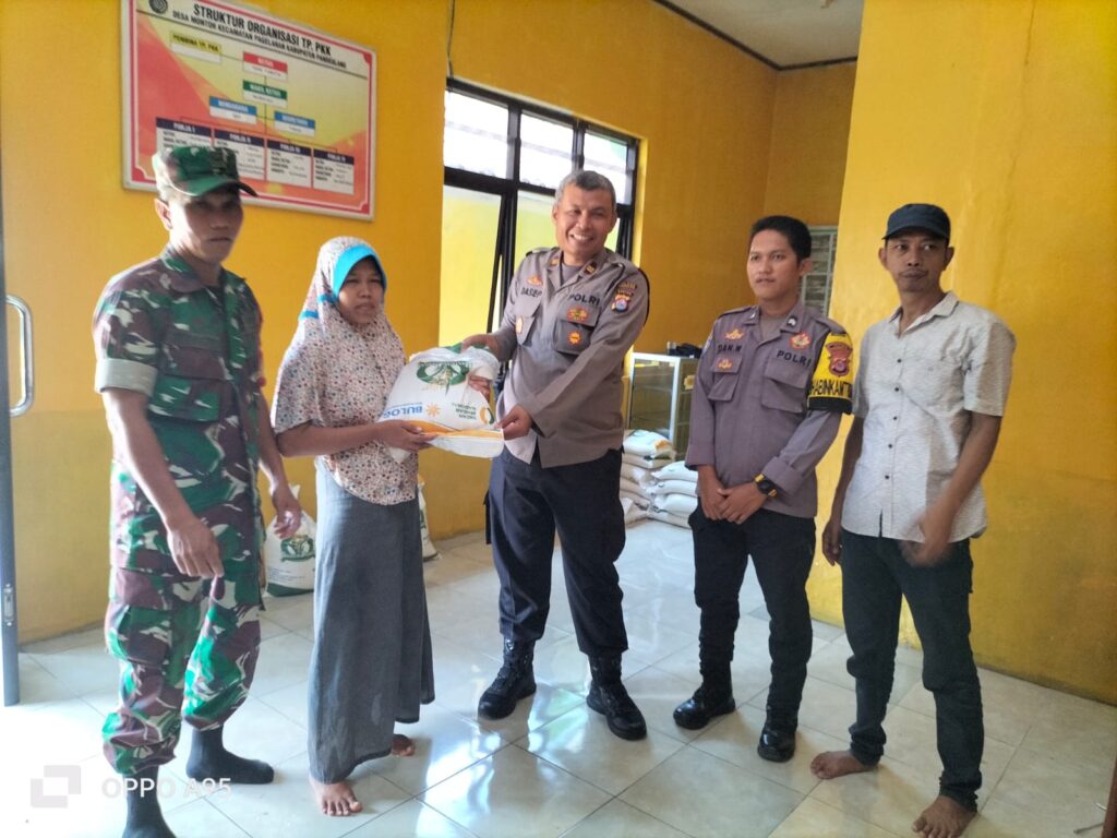 Kapolsek Pagelaran Pantau Penyaluran Bantuan Pangan Beras Tahap VI 8 WhatsApp Image 2023 11 16 at 12.55.51