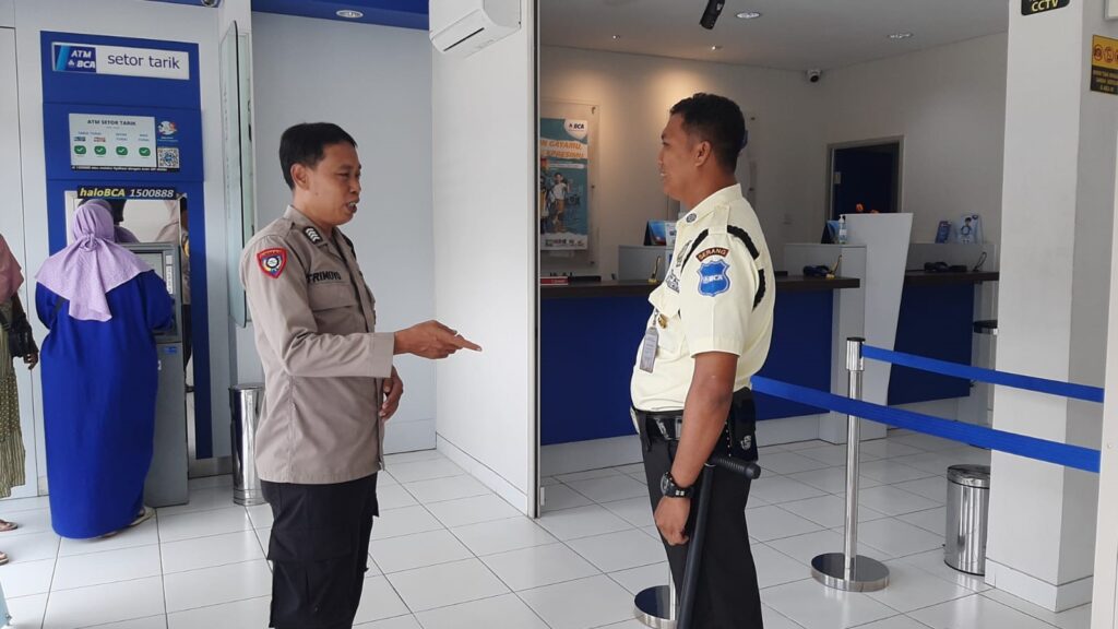 Bhabinkamtibmas Polsek Pandeglang Berikan Himbauan kepada Petugas Keamanan Bank BCA 1 WhatsApp Image 2023 11 16 at 18.32.08