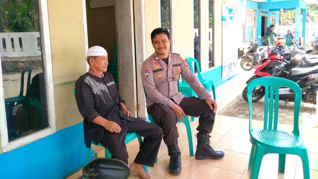 Bhabinkamtibmas Polsek Angsana Sambangi Warga Ajak Bijak dalam Bermedsos 9 WhatsApp Image 2023 11 16 at 19.01.13