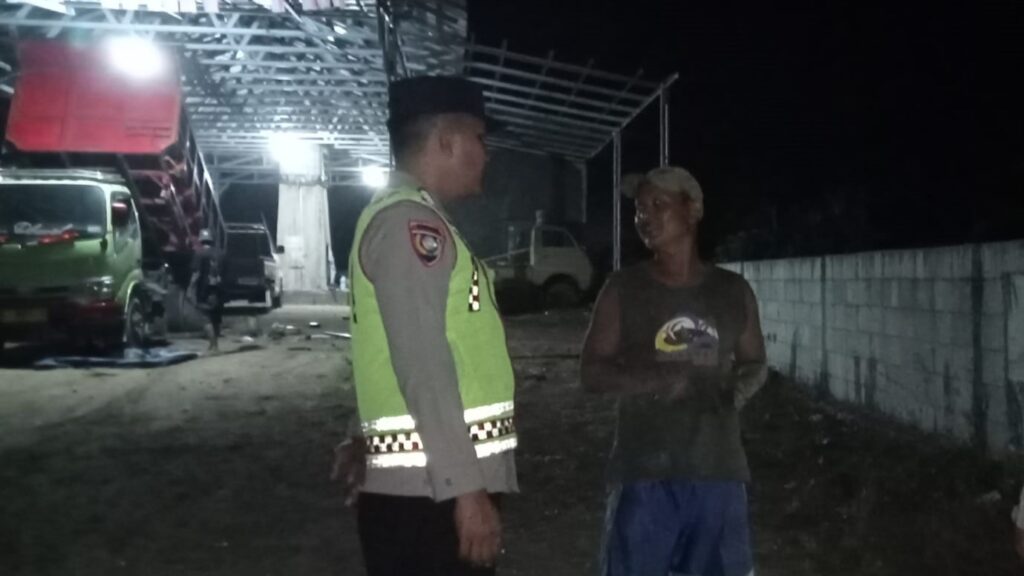 Polsek Cikedal Beraksi Malam Hari dengan Patroli untuk Menangkal Potensi Kejahatan 3 WhatsApp Image 2023 11 17 at 05.58.39