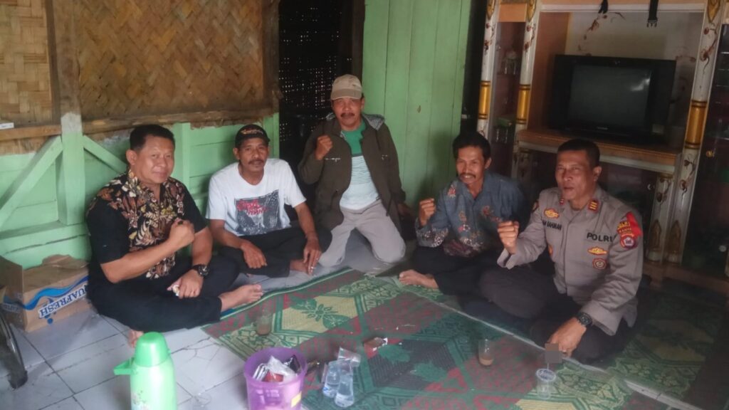 Dekatkan Diri Dengan Masyarakat, Kapolsek Angsana Sambangi Warga Kp. Ciawi Ds. Cipinang 10 WhatsApp Image 2023 11 17 at 08.43.57