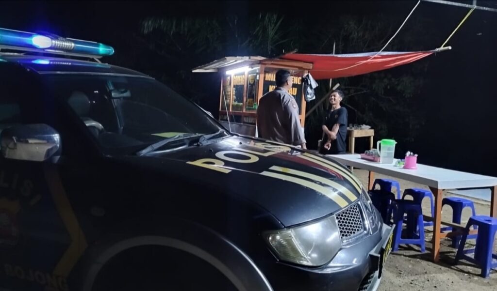 Polsek Bojong Gencar Lakukan Patroli Malam untuk Meningkatkan Keamanan dan Ketertiban 10 WhatsApp Image 2023 11 17 at 09.16.58