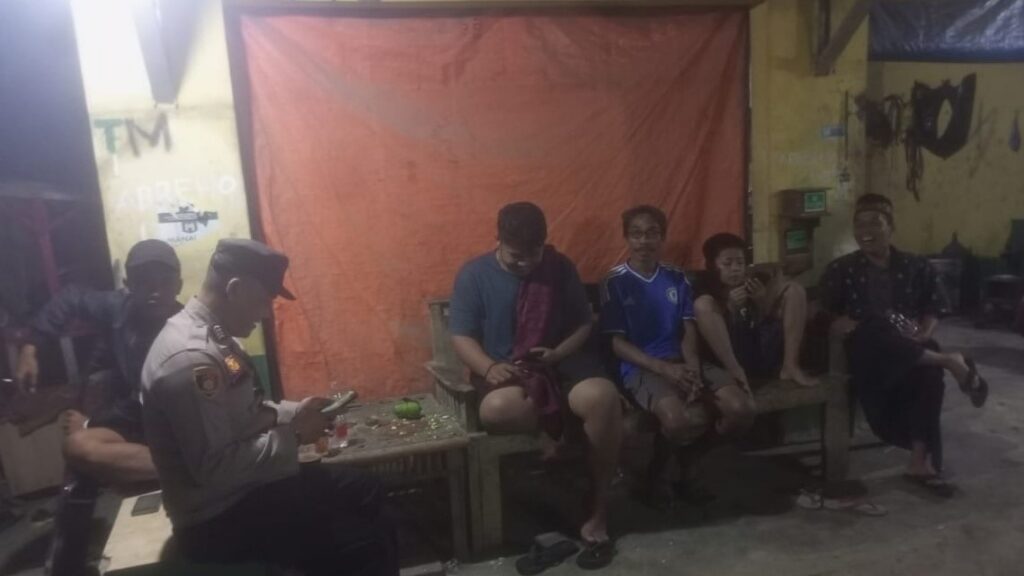 Polsek Bojong Gelar Patroli Malam Jumat-Sabtu untuk Ciptakan Kamtibmas Aman 8 WhatsApp Image 2023 11 18 at 08.47.44