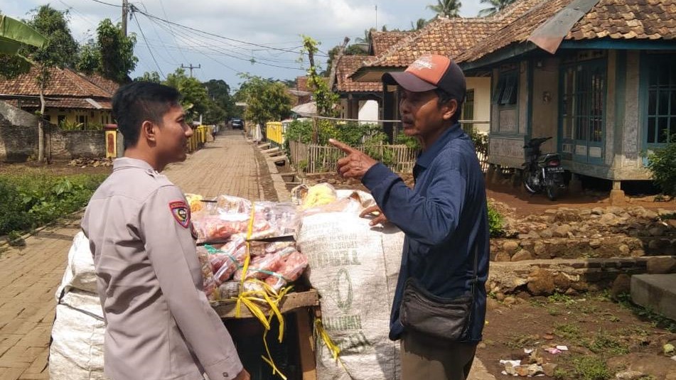 Polsek Cikedal Ingatkan Pedagang Kerupuk Keliling untuk Waspada 10 WhatsApp Image 2023 11 18 at 10.38.11