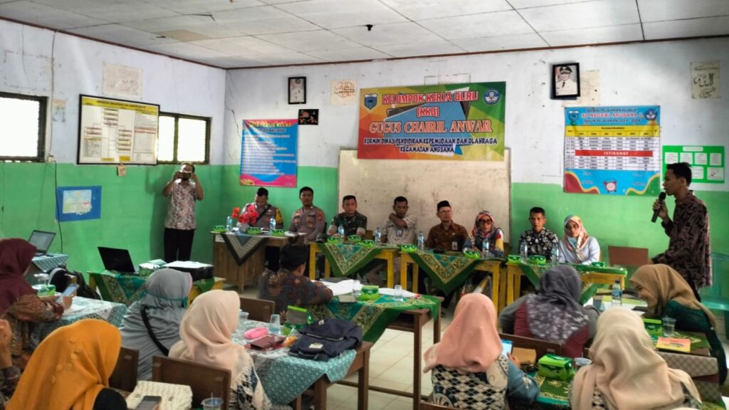 Hadiri Kegiatan Kelompok Kerja Guru, Bhabinkamtibmas Polsek Angsana Berikan Pesan Kamtibmas 7 WhatsApp Image 2023 11 18 at 14.01.30
