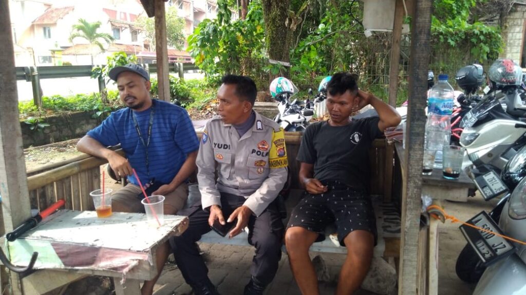 Personil Polsek Carita Lakukan Patroli dan Himbauan di Wisata Pantai 4 WhatsApp Image 2023 11 18 at 17.43.46