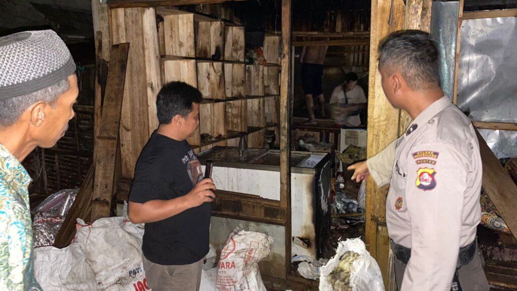 Polsek Munjul Evakuasi Kebakaran yang Hanguskan Kios Plastik di Pasar Lama Munjul 3 WhatsApp Image 2023 11 21 at 22.07.41