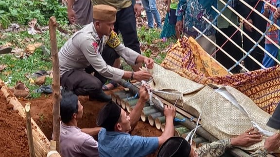 Bhabinkamtibmas Polsek Carita Menunjukkan Kepedulian dalam Pemakaman Warga Binaan 4 WhatsApp Image 2023 11 23 at 12.07.35