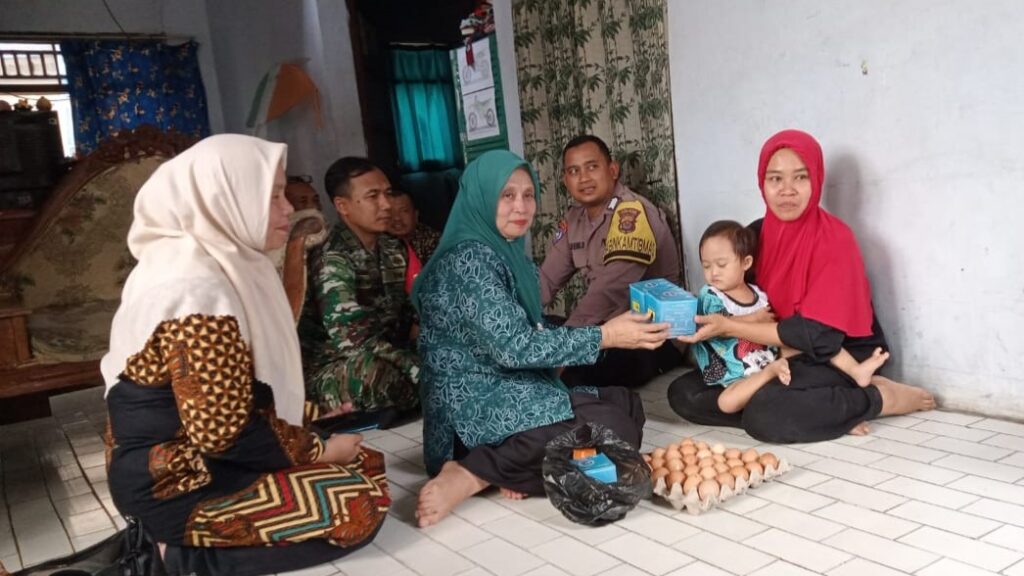 Upaya Bersama: Sidokkes Polres Pandeglang dan Stakeholder Salurkan Sembako untuk Pencegahan Stunting 7 WhatsApp Image 2023 11 24 at 13.27.28