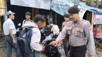 Patroli Rutin Tim Sat Samapta Polres Pandeglang Himbau Anak Sekolah Pulang Tepat Waktu 1 WhatsApp Image 2023 11 28 at 16.23.42