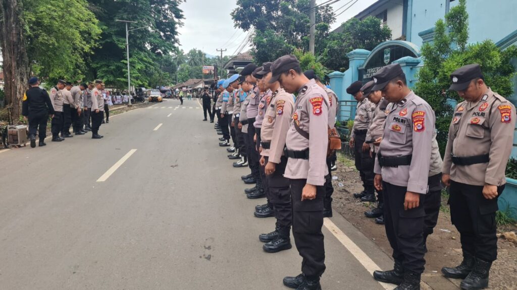 Polres Pandeglang Gelar Pengamanan Berlapis dalam Kunjungan Menkopolhukam ke Pondok Pesantren Malnu Pusat Menes 9 WhatsApp Image 2023 12 01 at 07.41.01