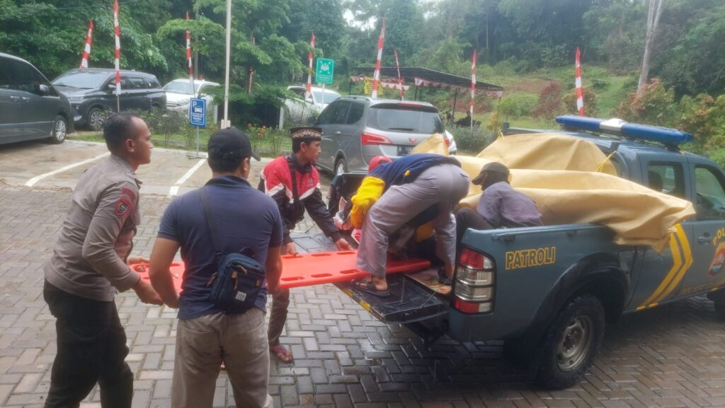 Kapolsek Carita Bersama Personel Lakukan Pengecekan dan Evakuasi Korban Tenggelam di Curug Leuwi Putih 10 WhatsApp Image 2023 12 01 at 14.47.54 1