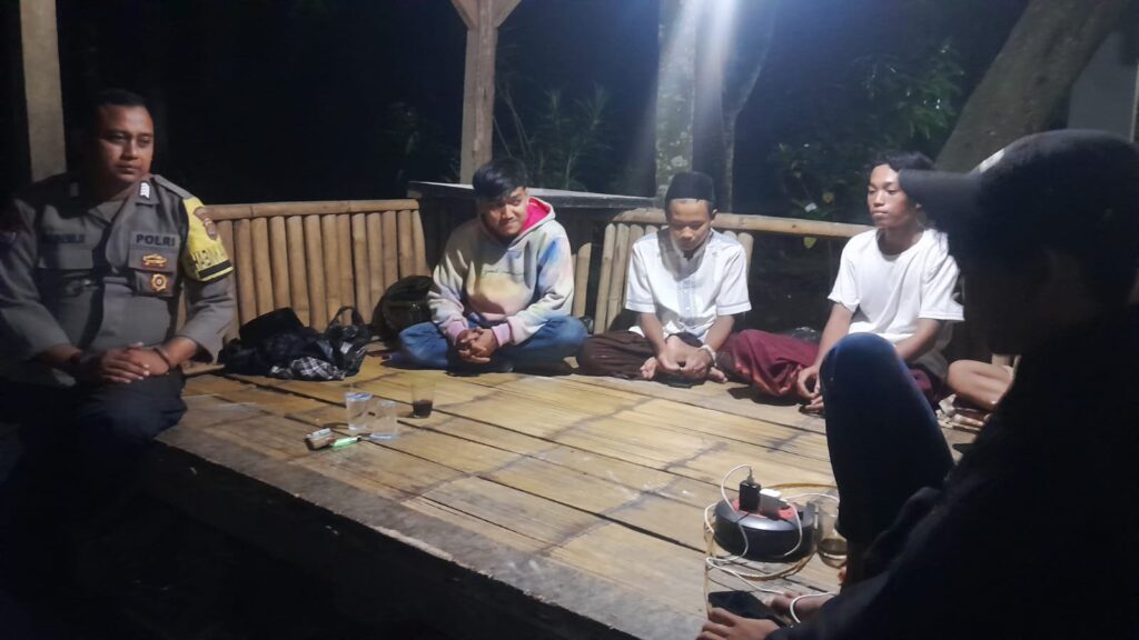 Polsek Pandeglang Laksanakan Patroli KRYD Untuk Mencegah Balap Liar dan Tindak Pidana, Serta Menjaga Harkamtibmas 7 WhatsApp Image 2023 12 05 at 09.46.46