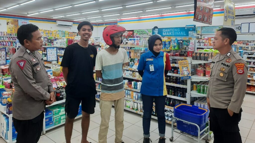 Polsek Carita Laksanakan Patroli KRYD Untuk Beri Rasa Aman Bagi Masyarakat Sekitar 6 WhatsApp Image 2023 12 05 at 09.49.32