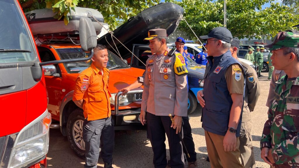 Kesiapan Menyeluruh: Kapolres Pandeglang Pimpin Apel Pasukan Siaga untuk Hadapi Bencana Alam 6 WhatsApp Image 2023 12 11 at 10.41.24