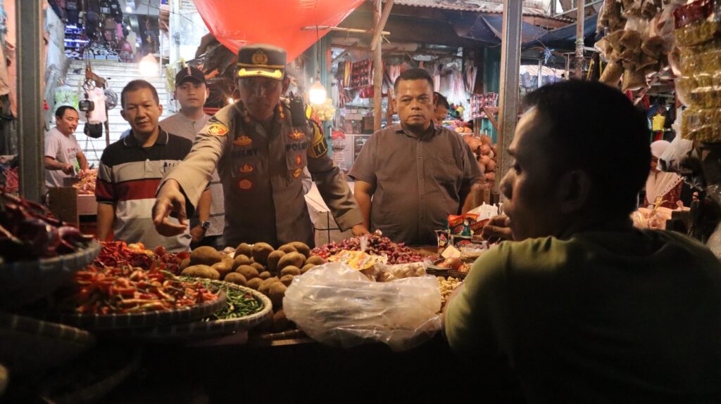 Kapolres Pandeglang Memimpin Cek Ketersediaan Bahan Sembako Menjelang Natal dan Tahun Baru di Pasar Badak 3 WhatsApp Image 2023 12 12 at 13.47.38