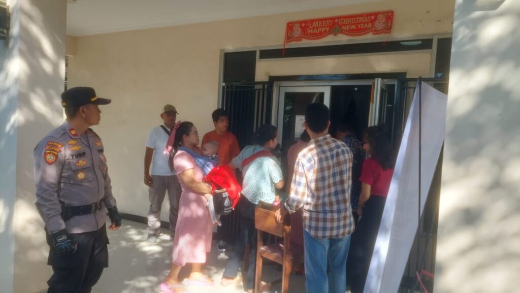 Polsek Carita Amankan Ibadah Rutin di Rumah Ibadah Pantekosta Rahmat 10 WhatsApp Image 2023 12 16 at 16.48.47
