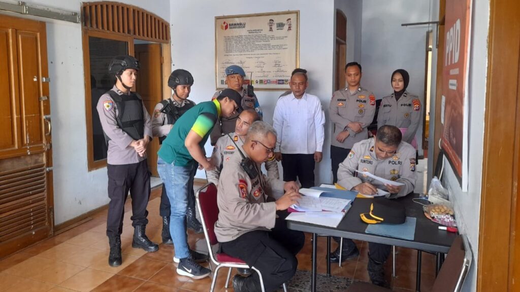 Itwasda Polda Banten Cek Kesiapan Pengamanan Pemilu di Kantor KPU, Bawaslu, dan Gudang Logistik KPU Kabupaten Pandeglang 6 WhatsApp Image 2023 12 21 at 11.05.13