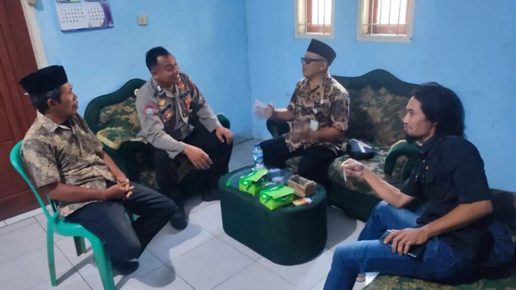 Polsek Cibaliung Lakukan Sambang Door to Door untuk Jalin Komunikasi dan Serap Sspirasi Masyarakat 4 WhatsApp Image 2023 12 21 at 11.55.53