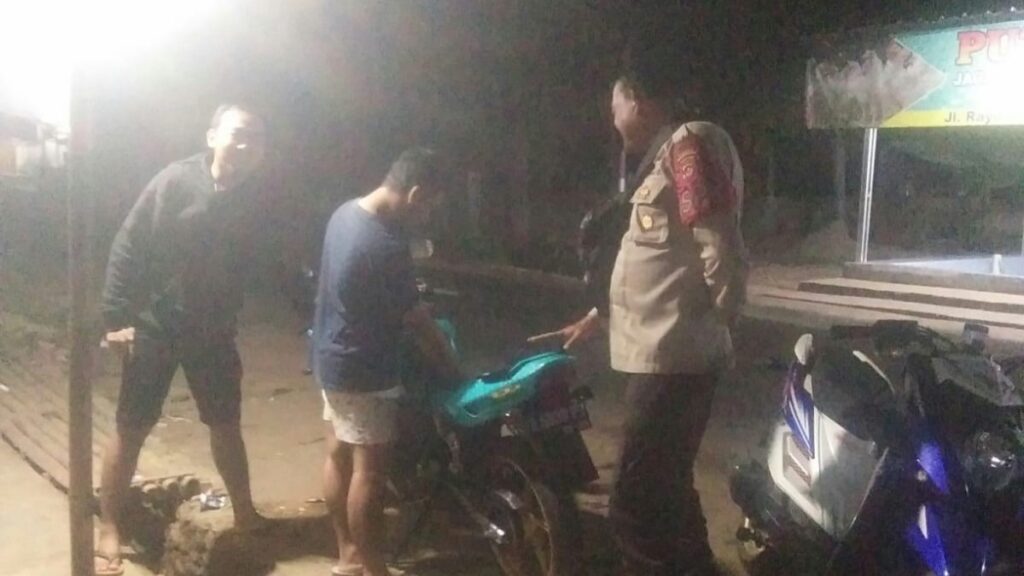 Polsek Menes Gelar Patroli Rutin dan Sambang Warga untuk Jaga Ketertiban Kamtibmas 8 WhatsApp Image 2023 12 21 at 13.58.03