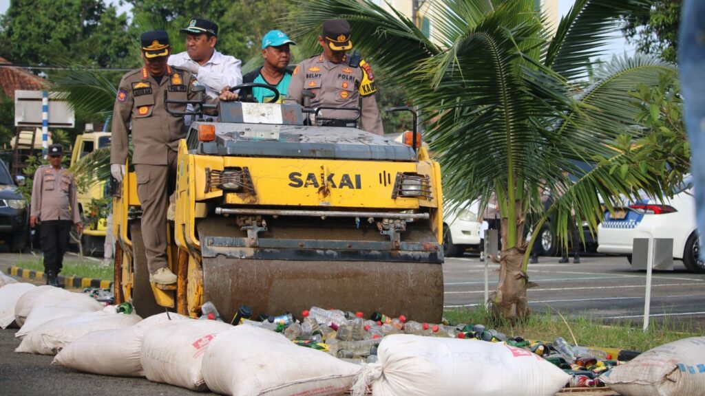 Pemusnahan Ribuan Botol Miras oleh Polres Pandeglang Menjelang Natal dan Tahun Baru 1 WhatsApp Image 2023 12 21 at 17.30.47 1