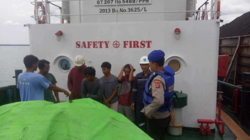 Sat Polair Polres Pandeglang Gelar Patroli di Perairan untuk Pengawasan Kapal dan Sosialisasi Protokol Kesehatan 2 WhatsApp Image 2023 12 22 at 16.56.03