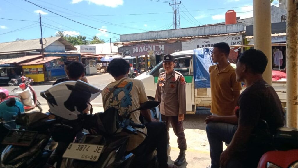 Polsek Cibaliung Menjalin Keakraban Dengan Masyarakat Melalui Door to Door System 4 WhatsApp Image 2023 12 23 at 19.06.04