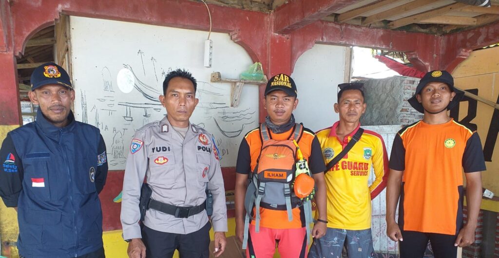 Polsek Carita Terus Berikan Himbauan Waspada untuk Menjaga Keselamatan di Pantai 5 WhatsApp Image 2023 12 24 at 11.36.47