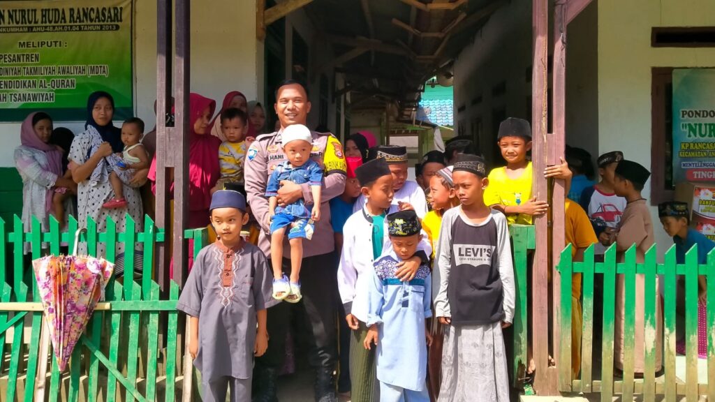 Bhabinkamtibmas Polsek Angsana Jalin Sinergi dengan Pondok Pesantren Nurul Huda dalam Upaya Meningkatkan Keamanan Bersama 6 WhatsApp Image 2023 12 24 at 11.38.58