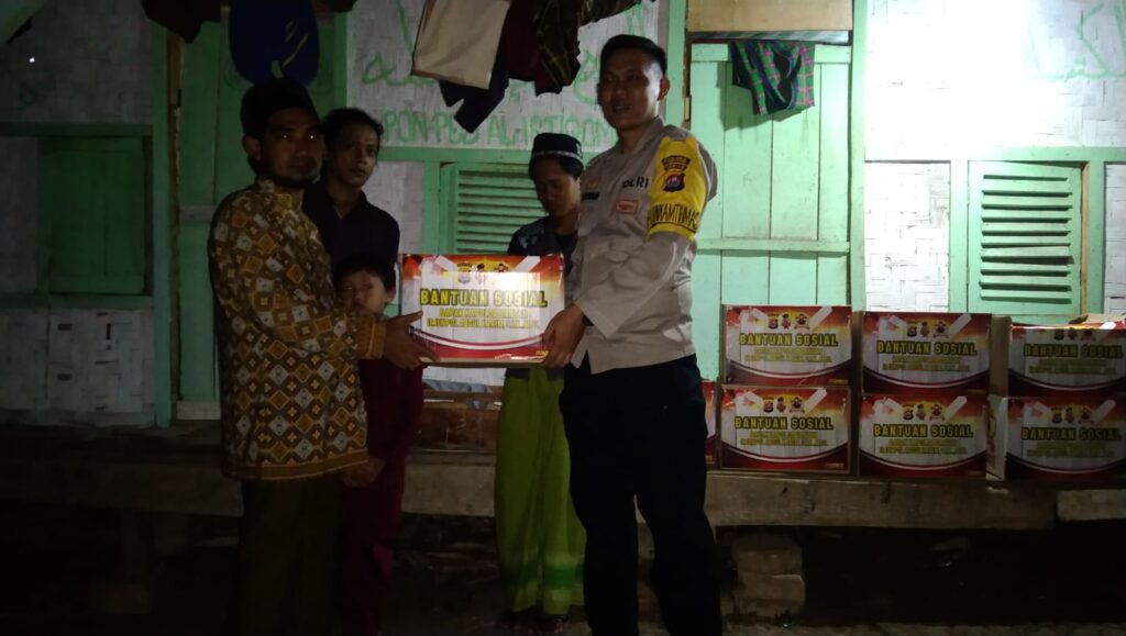 Bhabinkamtibmas Polsek Cadasari Sampaikan Bantuan Sosial Kapolda Banten untuk Pondok Pesantren dan Tokoh Agama di Wilayah Koroncong 8 WhatsApp Image 2023 12 24 at 11.44.23