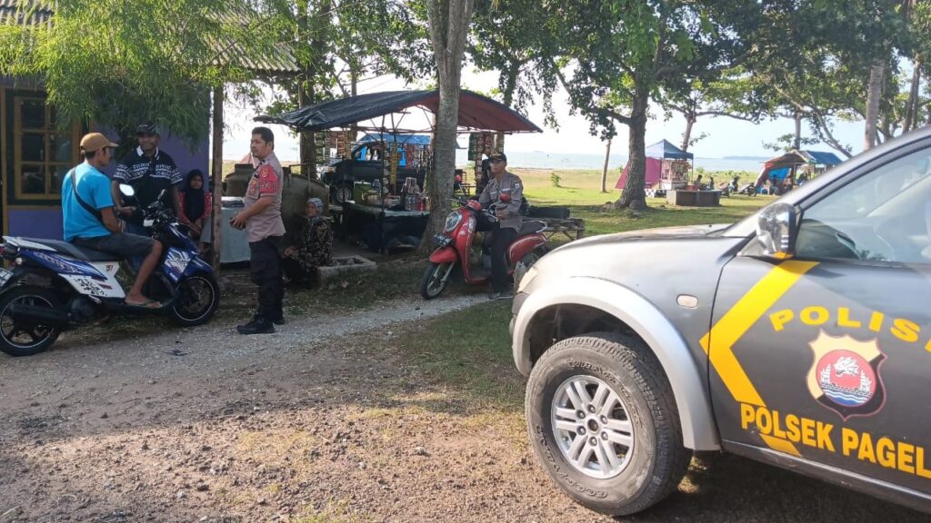 Operasi Lilin Maung 2023 : Polsek Pagelaran Himbau Wisatawan di Obyek Wisata Pantai Karoeng 1 WhatsApp Image 2023 12 24 at 11.52.11