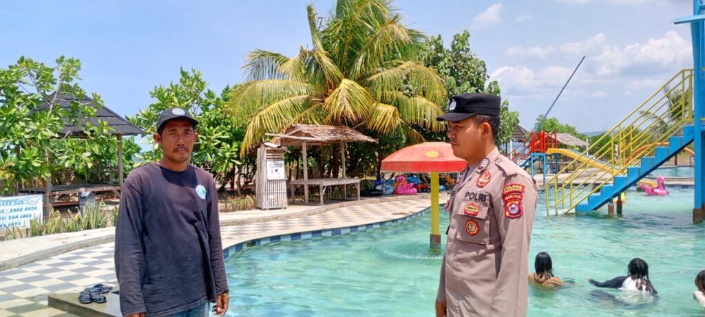 Polsek Cimanggu Lakukan Pengamanan Tempat Wisata Saung Kiray dan Waterpark Ujungkulon 2 WhatsApp Image 2023 12 24 at 11.56.16