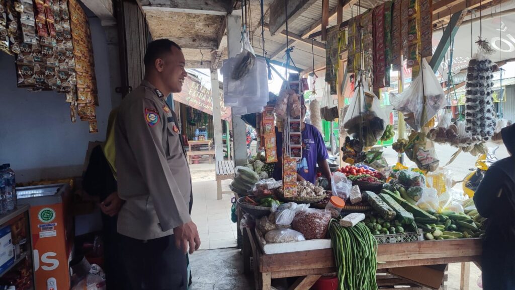 Bhabinkamtibmas Polsek Cibaliung Pastikan Keamanan dan Ketertiban di Pasar Tradisional menjelang Natal dan Tahun Baru 2024 5 WhatsApp Image 2023 12 24 at 12.07.30