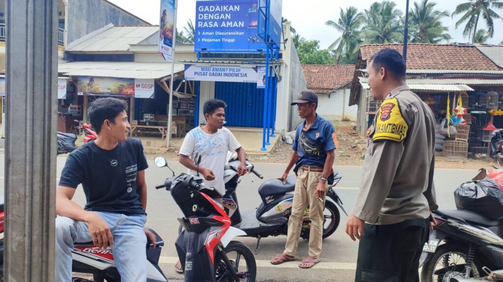 Polsek Cibaliung Gelar Patroli Dialogis dan Sambang Pangkalan Ojek dalam Operasi Lilin Maung 2023 6 WhatsApp Image 2023 12 24 at 12.12.09
