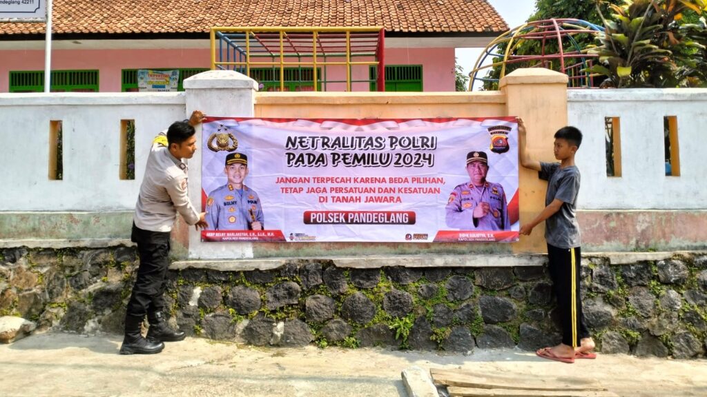 Bhabinkamtibmas Polsek Pandeglang Ajak Masyarakat Sukseskan Pemilu 2024 dan Jaga Persatuan 10 WhatsApp Image 2023 12 24 at 12.41.02