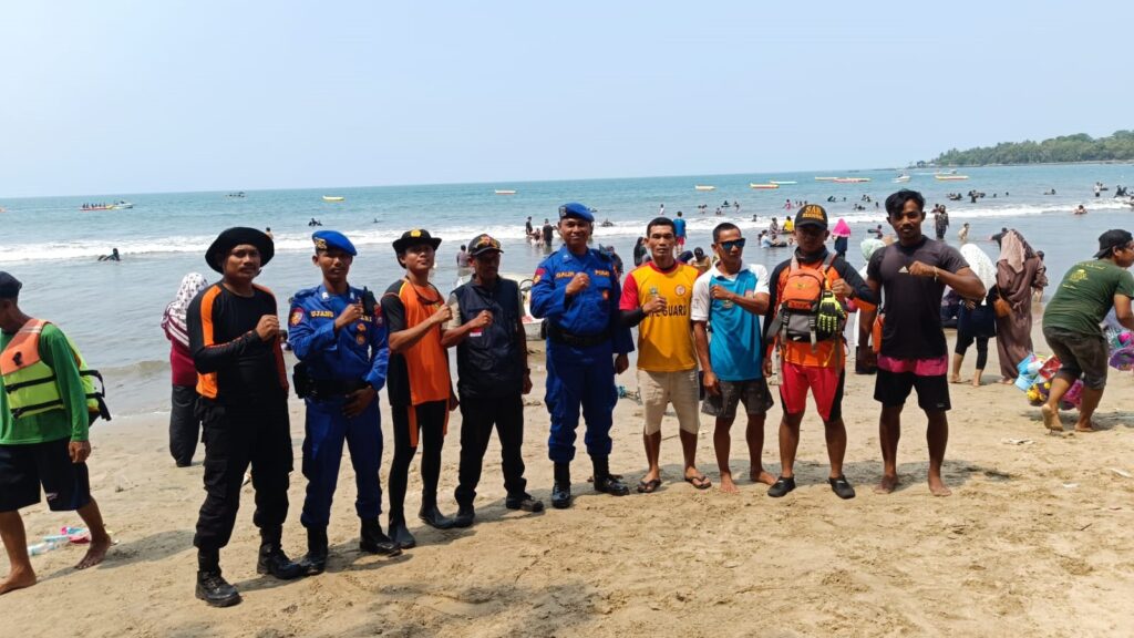 Satpolair Polres Pandeglang dan Life Guard Gelar Patroli dan Sambang Dialogis di Pantai Carita 8 WhatsApp Image 2023 12 24 at 17.17.26