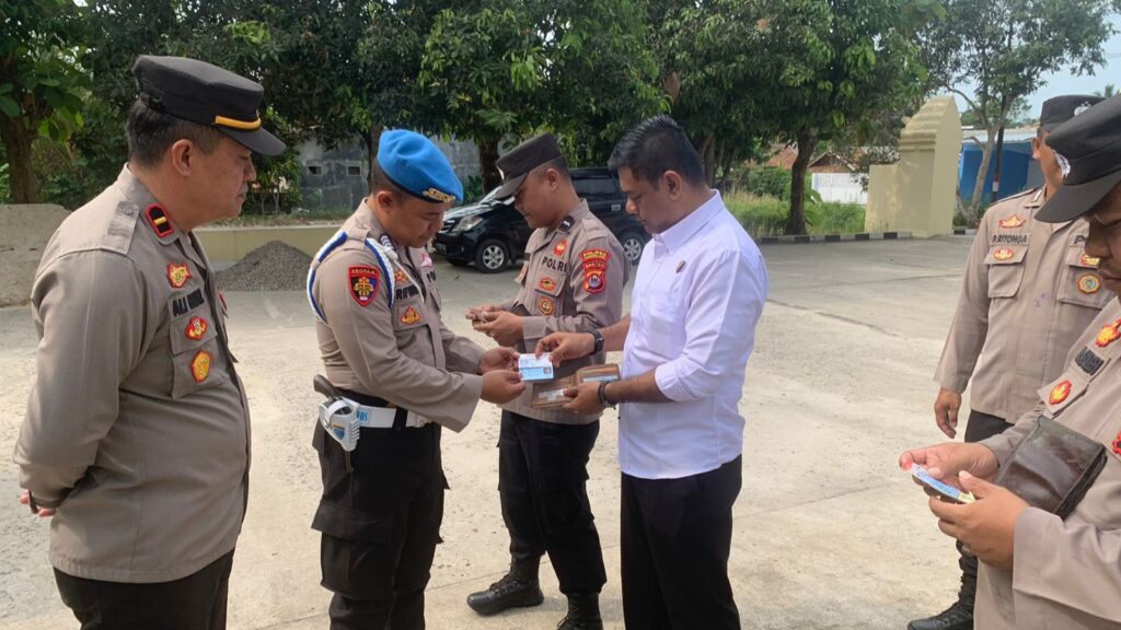 Kapolsek Cikedal Lakukan Pemeriksaan Kelengkapan Personil Pasca Apel Operasi Lilin Maung 2023 2 WhatsApp Image 2023 12 25 at 09.40.35