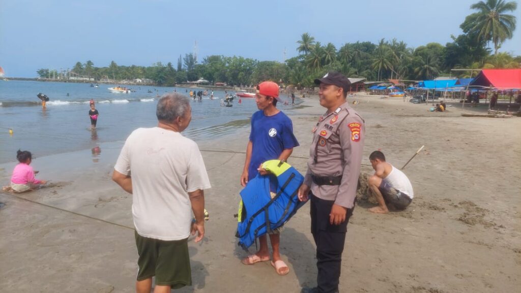 Personil Polsek Carita Himbau Pengunjung dan Pengelola Pantai agar Berhati-Hati Selama Liburan 7 WhatsApp Image 2023 12 26 at 08.49.07