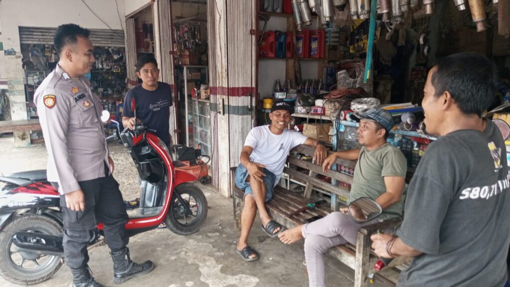 Piket Jaga Polsek Cimanggu Lakukan Sambang Warga Door to Door di Desa Waringinkurung 9 WhatsApp Image 2023 12 26 at 09.11.50